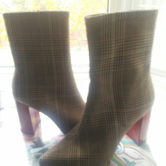 Beautiful  unique boot very fashionable size  7.5 designer new - Picture 1 of 3